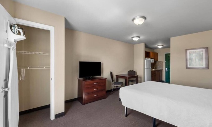 Pleasanton Hotel | Your Home Base: Room w/ Full Kitchen & Peaceful Views Nearby