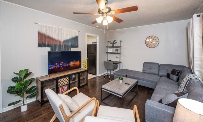 Kansas City Casa | {Your KC Spot} See Arrowhead from the driveway!
