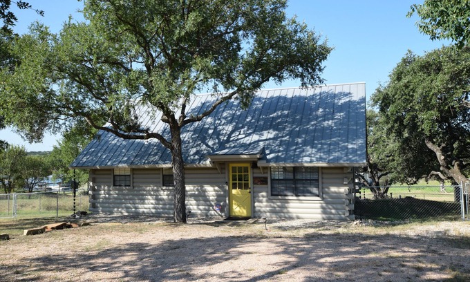 Burnet Cabina | Your Lakefront Escape-The Yellow Door Cabin!