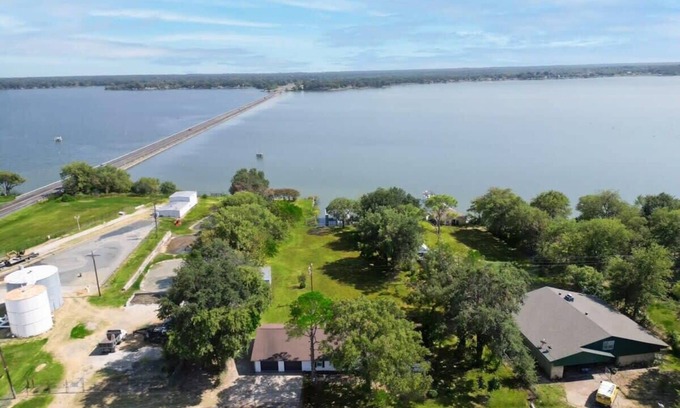 Quinlan Casa | Your Lakeside Destination - 3 Bedrooms, Lake Access