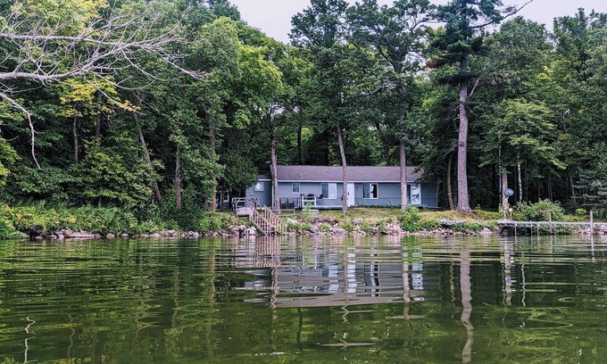 Hackensack Cabina | Your lakeside oasis awaits: perfect for families and fun!