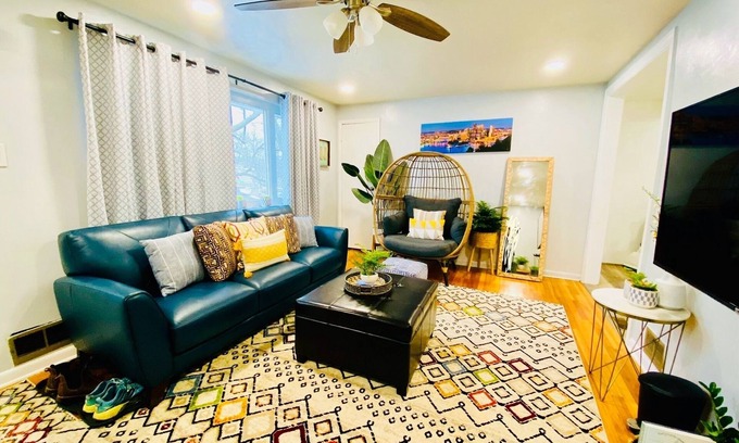 Ross Township Casa | Your Lovely Home in Pittsburgh w/King Beds/Free Parking