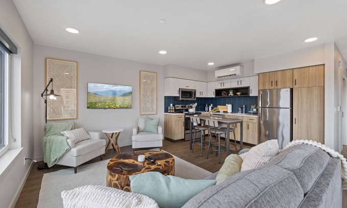 East Central Apartamento | Your Luxury Retreat Awaits Free parking available