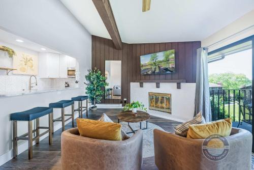 Lake Geneva Casa | YOUR New Luxury Lakeview Condo w Pool Access