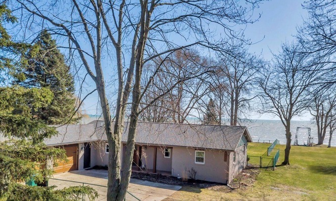 Jeddo Casa | YOUR OWN PRIVATE BEACH GETAWAY!! Fantastic 3 Bed 2 Full Bath LAKE FRONT Home!!!