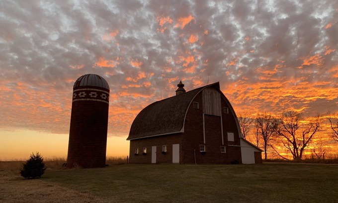 Spirit Lake Otro | Your own10-acre beautiful 1925 farmhouse, 2 bunkhouses & fun enchanted cottage