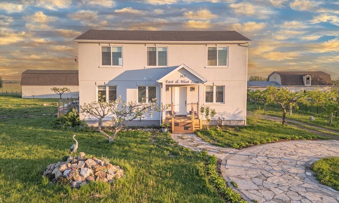Niagara-on-the-Lake Casa | Your Peaceful Getaway with Wi-Fi, Coffee & Fresh Veggies