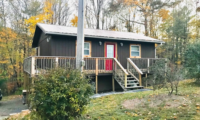 Waynesville Cabina | Your perfect family getaway to the mountains! Country cabin with Wi-Fi.