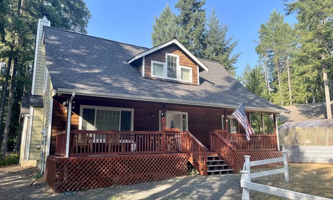 Hoodsport Casa | Your perfect lake getaway awaits at Cutthroat Lodge!