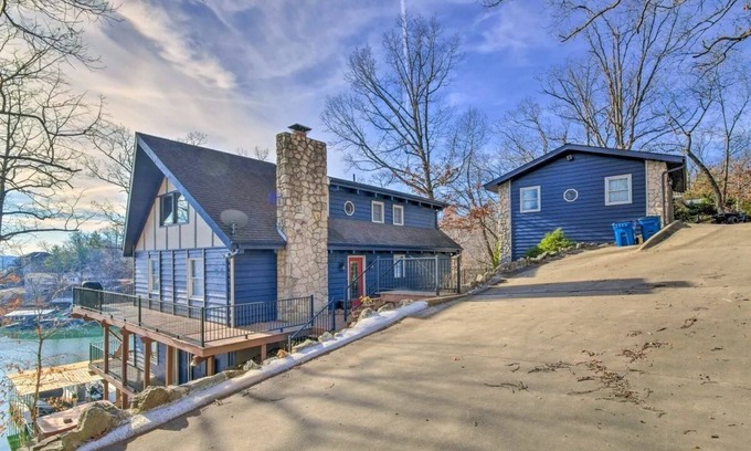 Lake Ozark Casa | Your Perfect Lakeside Getaway – Spacious & Fun with an Amazing Dock