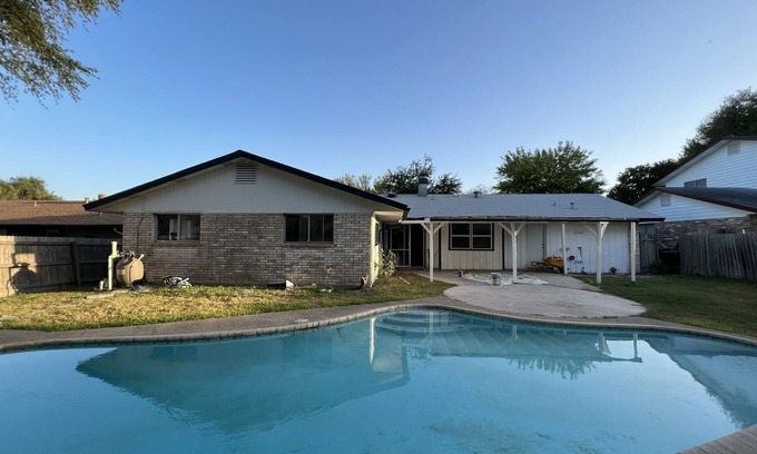 Universal City Casa | Your Perfect Retreat 4BR w/ POOL!