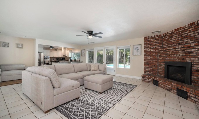 Bakersfield Casa | Your Poolside Hideaway