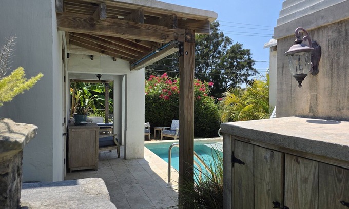 Paget Casa | Your Private Luxury Villa - 3 Bedrooms, House & Cottage, Pool, Walk to Beach!