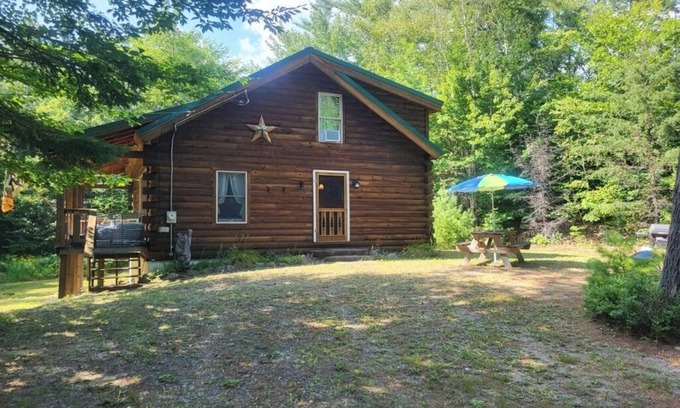 Phillips Cabina | Your Private Maine Getaway! Cozy Log Cabin w/ Loft, Sleeps 10