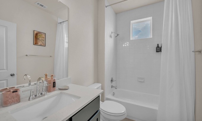 Hutto Casa | Your Private Oasis- 3 Bedrooms, 3 Bathroom of Pure luxury! Elegant and Spacious.