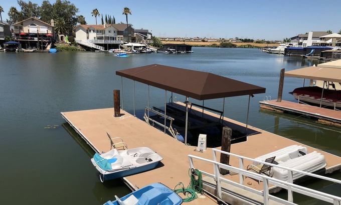 Discovery Bay Casa | Su línea de costa privada Retiro espera su llegada