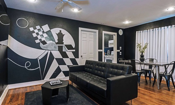 Greenway Plaza-Upper Kirby Apartamento | Your Queen's Gambit! Sleeps 10/4BR/3BA/2PA