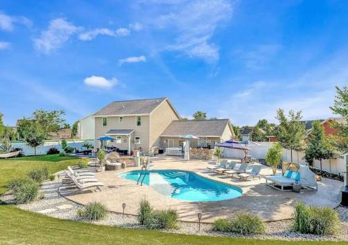 Appleton Casa | Your Resort On Gala Family Fun with Spa and Pool