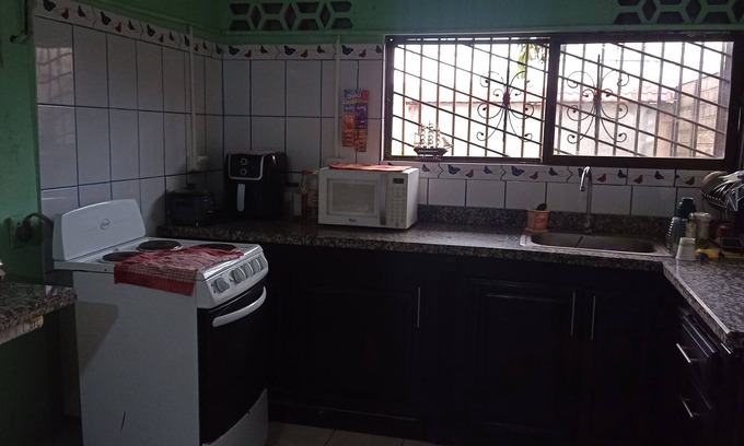 Cariari Cama Y Desayuno | Tu descanso antes de la aventura, con desayuno y balcón.