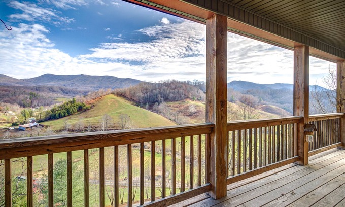 Vilas Chalet De Esquí | Your Secluded Retreat with Breathtaking Views, Hot tub & Game room