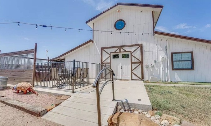 Waxahachie Otro | Your Ultimate Texas Retreat with Stunning Views, Hot Tub, Game Room, and More!