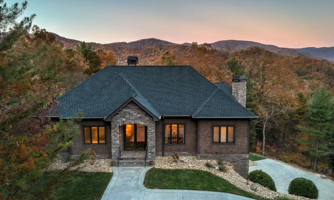 Fairview Casa | Yourcation® Awaits in Majestic Mountain Home!