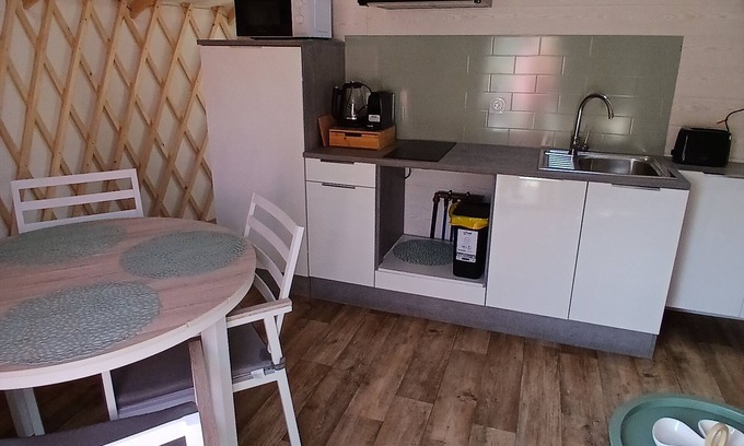 Clermont-Creans Alquiler De RV | Yurt-des voyageurs-Confortable-Baño privado con bañera-Sin vista