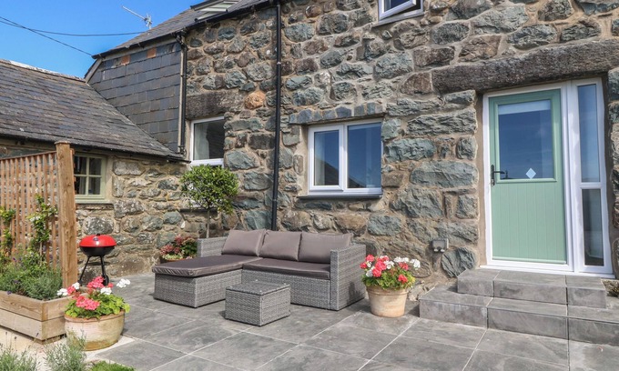 Dyffryn Ardudwy Casa | YR YSGUBOR, pet friendly, country holiday cottage in Dyffryn Ardudwy