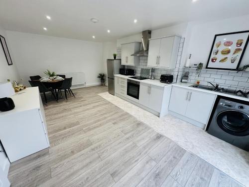 St. Thomas Apartamento | Ysgol Corner by PJ Stays