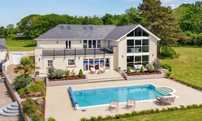 Pont Yates Cabaña | YSTAD AUR, pet friendly, luxury holiday cottage in Pontyates