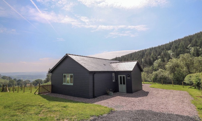 Llandrindod Wells Cabaña | YSTRAD WEN, pet friendly, with hot tub in Newbridge-On-Wye