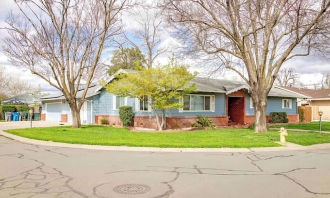 Yuba City Casa | Yuba City 3 bedrooms 4 beds 2 ba Spacious Game Room Games Playground Trampoline