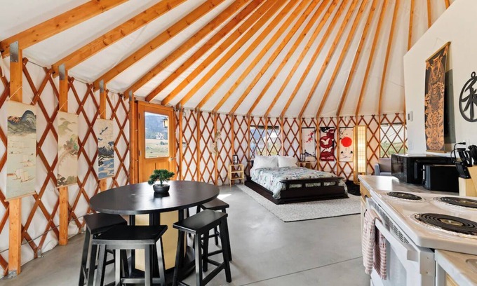 Lava Hot Springs Alquiler De RV | Sleeps up to 30 people-Family Retreat! 5 Themed Yurts!