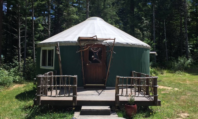 Fieldbrook Casa | Granja forestal de secoya YURT con sauna