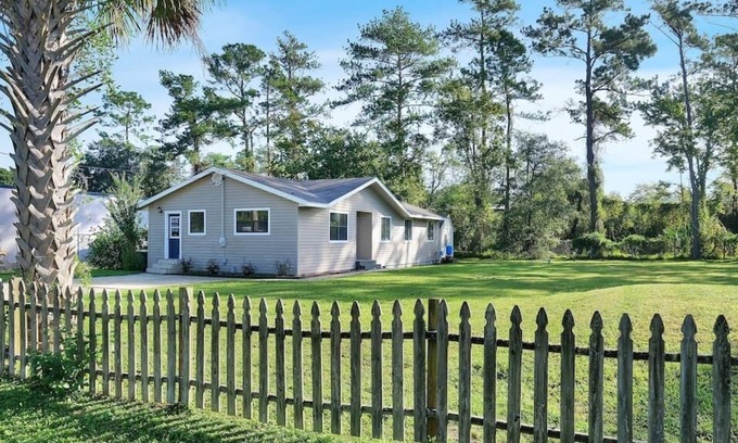 Southside Casa | ~Yuuuuge Yard Sleeps 8 Near Avenues Mall~