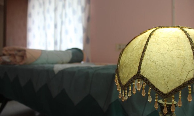 Thiruvananthapuram Cama Y Desayuno | Zaatvm: Spacious room with private balcony at Sasthamangalam - only for families and solo women travellers