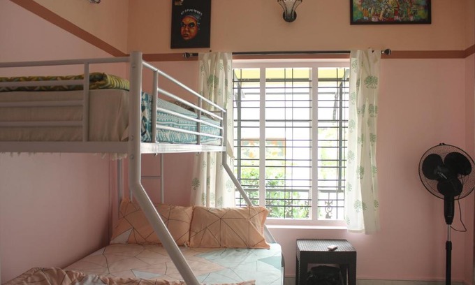 Thiruvananthapuram Cama Y Desayuno | Zaatvm: Youthful room in a 3-room home, Sasthamangalam - only for families and solo women travellers