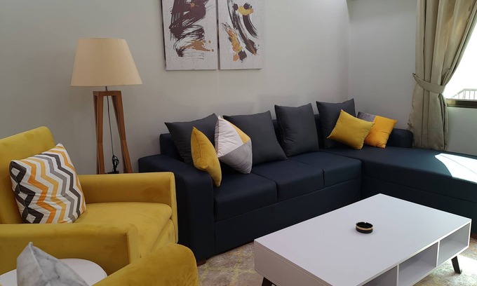 Karachi Casa | Zaha Home:Najaf Mahal Apt-2br, spacious & cheerful