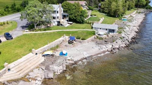 Schuyler Falls Casa | ZaLo House Waterline cabin with Hot Tub Pets