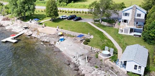 Schuyler Falls Casa | ZaLo Manor House Lakefront hot tub pets