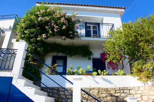 Kioni Casa | Zaros House. Two-Bedroom Traditional House with Sea Views in Kioni.