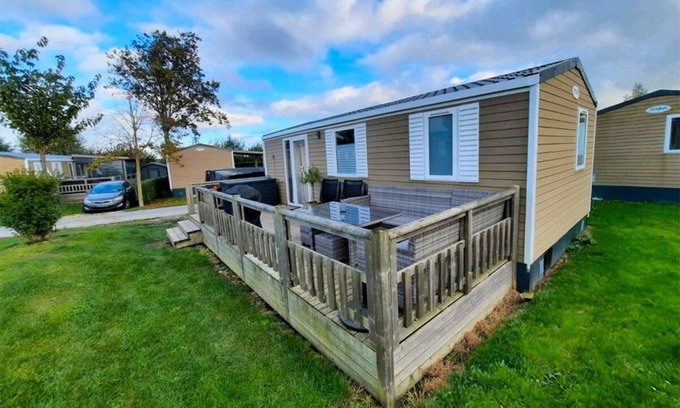Oostkapelle Chalet De Esquí | Zeeland Chaletje in Oostkapelle on a family-friendly park
