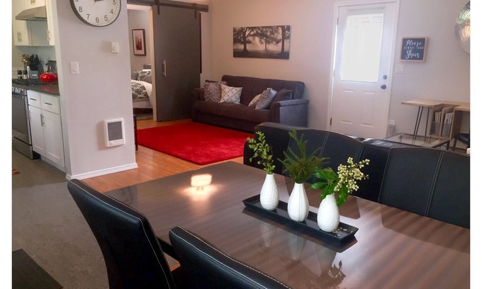Beaumont - Wilshire Cabaña | Zen Cottage en Cerrar en NE Alberta Arts Area, Sleeps 4
