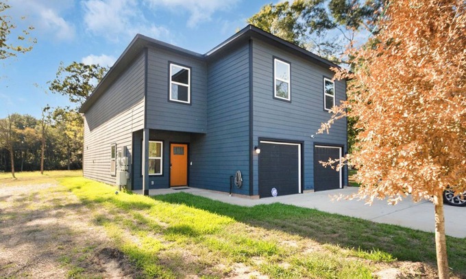 Conroe Casa | Zen Estates-Townhome for Small Group 3Br Modern Retreat Near Lake Conroe!