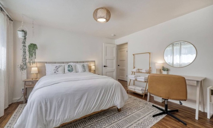 Amazon Apartamento | Zen Garden Retreat, 2queen + 2full sized beds, near UO, fast Wi-Fi, sunset views