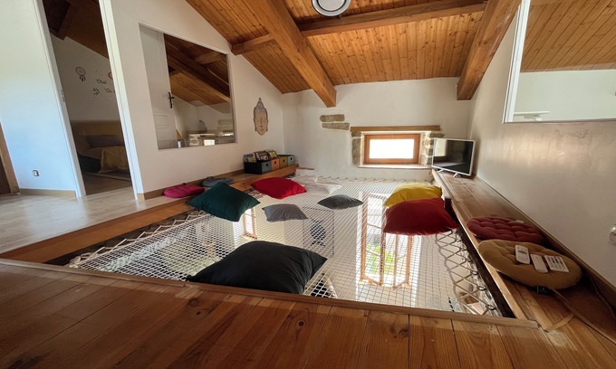 Largentiere Apartamento | Zen loft with hanging net (kids will love it!), in a medieval village.