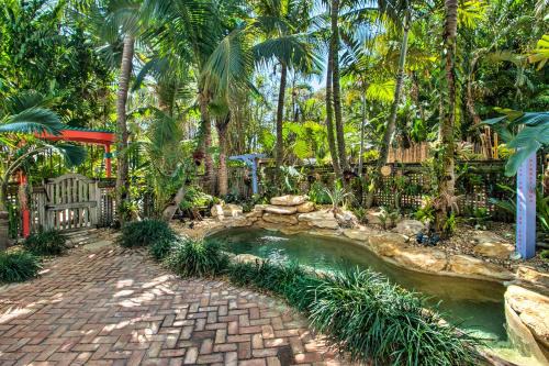 Delray Beach Apartamento | Zen Studio with Pool and Tropical Bar by Atlantic Ave