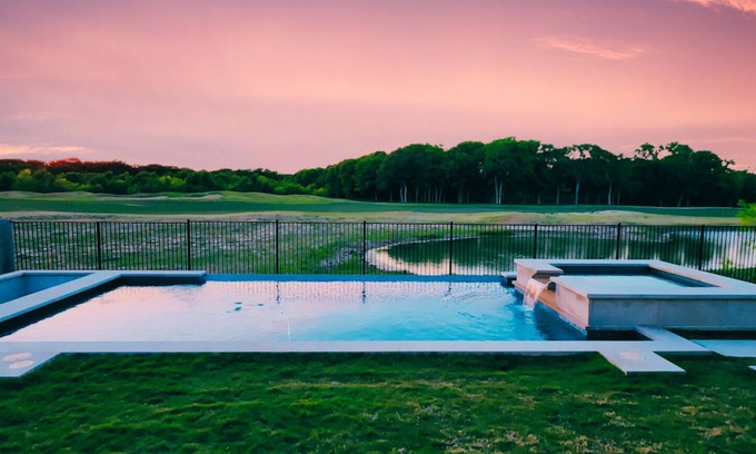 Manor Casa | Zen Sunsets Heated Pool, Spa, Theater, Gym: 20 Mins to Downtown Austin Sleeps 8