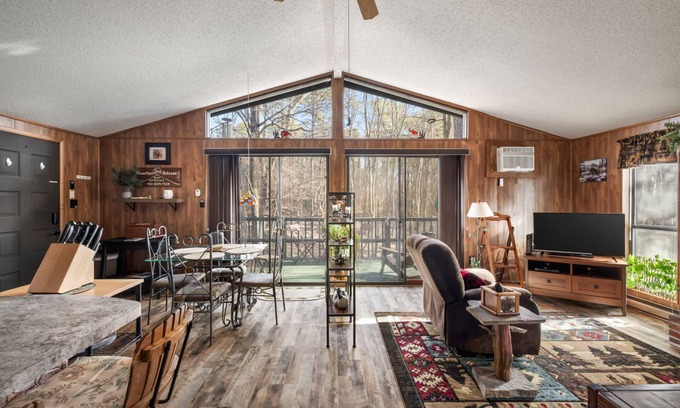 The Woods Chalet De Esquí | Zen Vibe w Fireplace, Grill, Deck & Screened Porch