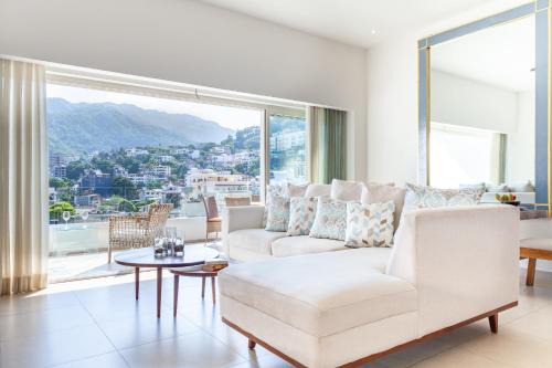 Emiliano Zapata Apartamento | Zenith 601, Zona Romantica, 2 Balconies with Incredible Views, Rooftop Pool